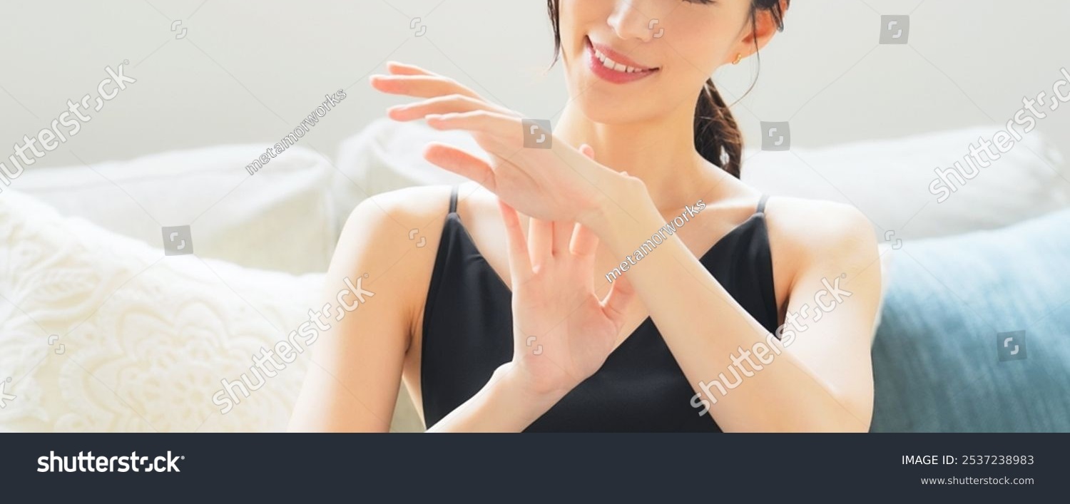ボディケアをする女性